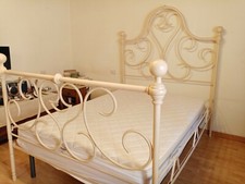 Letto alla francese di fine '800 in ferro battuto colore avorio