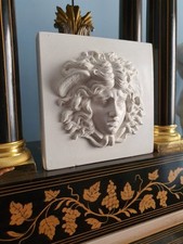 Elegante Altorilievo raffigurante Medusa Gorgone Neoclassico