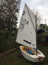 Optimist in ottimo stato, con 2 vele (nuova+usata), carrello, bandierina, etc.