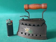 VECCHIO FERRO DA STIRO IN GHISA FERRO E LEGNO MINIATURA VINTAGE RARO. CA71