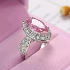 Anello in oro bianco 18 kt con zaffiro rosa naturale taglio marchesa 6,20 ct e aureola di diamanti