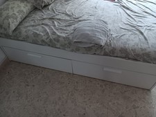 Comodo letto con cassettoni