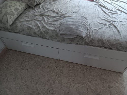 Comodo letto con cassettoni