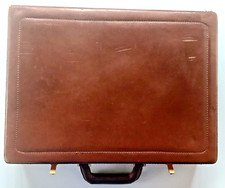 Valigetta 24 ore vintage in pelle con chiusure a combinazione.