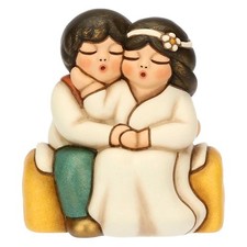 Sposini Thun abbracciati su