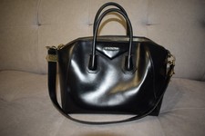Borsa a mano Givenchy Antigona nera liscia tote tracolla media Made in Italy