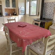 Tovaglia in lino rosa ricamata