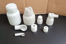 Vecchi isolatori ed accessori elettrici in ceramica bianca da collezione