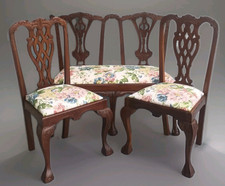 Settee e due sedie intagliate