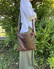 Borsa a tracolla Gucci Guccissima tracolla in pelle marrone GG con clochette