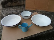 LOTTO DI DUE CATINO, UNA BACINELLA, UN ANNAFFIATOIO IN LATTA SMALTATA - VINTAGE