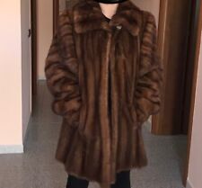 PELLICCIA DI VISONE FEMMINA. Manica a sbuffo con polsino. 