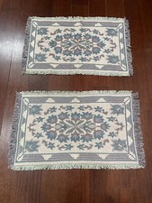 COPPIA TAPPETI SCENDILETTO VINTAGE CON FRANGE 105X64 cm E 102X64 cm CIRCA