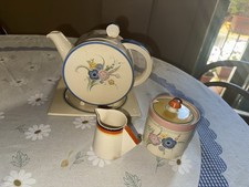 Un servizio da tè in ceramica