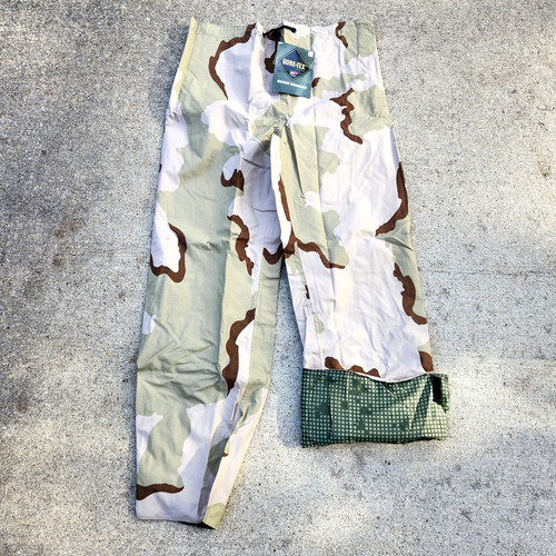 Pantaloni mimetici nuovi