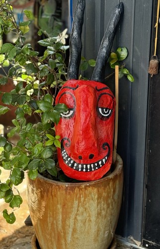 Diavolo rosso gigante fatto - , a