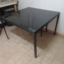 tavolo con piano di vetro nero