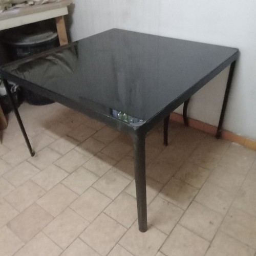 Tavolo con piano vetro - tavolo, di