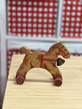 Cavallo e carrello giocattolo