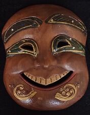 Grande maschera tribale africana scolpita in legno e colorata a mano.