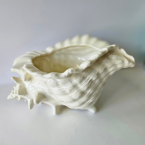 Conchiglia ceramica fatta - , a