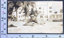 Uomo sulla spiaggia che scrive