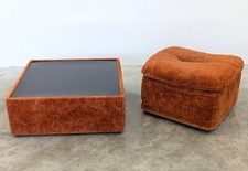 Tavolino con abbinato il suo