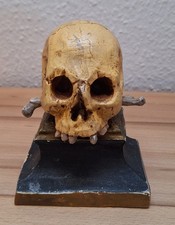 Teschio su piedistallo