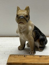 Statuina cane boxer seduto
