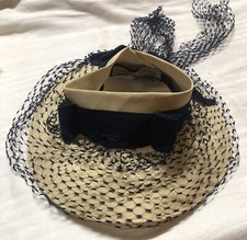 Cappellino Vintage Beige con veletta. Alta modisteria napoletana.