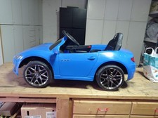 Auto elettrica per bambini 12V Maserati Gran Cabrio colore blu (con telecomando)