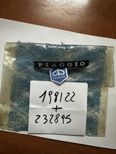 TARGHETTA "PIAGGIO"+SCUDETTO CALANDRA ANTERIORE PER PIAGGIO VESPA 198122 232895