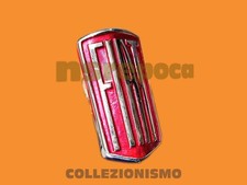 Fregio logo anteriore in zama cromata e fondo rosso per Fiat Topolino