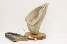 Scultura astratta in alabastro