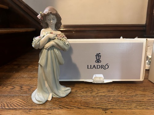 Lladró porcelain woman - porcelain,