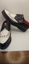 Scarpe ritagliate carte da
