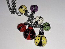 simpatica collana con charms a cascata di coccinelle colorate bigiotteria estiva