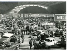 1956 TORINO Salone dell'Automobile - Folla tra le auto in esposizione *Foto 