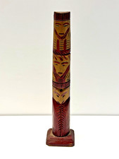 Totem in legno intagliato