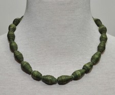 Collana etnica Africana palline ovali in carta riciclata arrotolata verde 