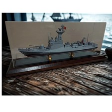Modellino nave da guerra da battaglia in vetrina - nave marina militare da collezione