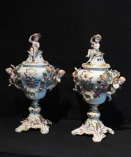 Coppia di vasi in porcellana