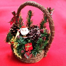 centrotavola cestino natalizio con decorazioni incluse pigne pacchetti 26x19cm