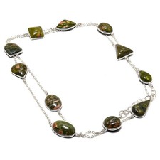 Collana con gioielli in