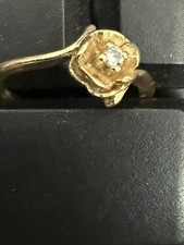 Anello solitario in oro giallo