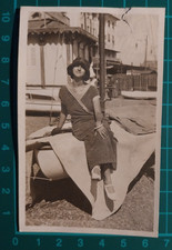 CARTOLINA DONNA SABELLA SEDUTA SU UNA BARCA STURLA GENOVA 1930 C. ( F 39 )