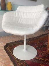 poltroncina MDF modello Flow color bianco base a stelo in metallo 