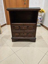 Comodino in arte povera  completo di vetro sovrastante dedicato.