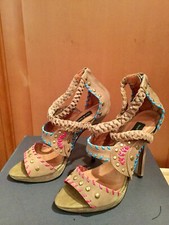 Sandalo in pelle con tacco a