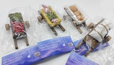 Accessori per Presepe Carretto in legno con carico di frutta farina carne o pane